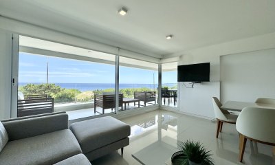 Apartamento de tres domritorios en venta en primera linea de Playa Mansa Punta del Este