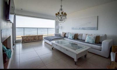 Apartamento PentHouse de 3 dormitorios y dependencia en alquiler anual.