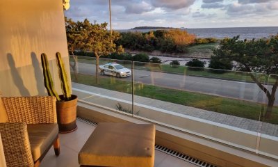 Apartamento de dos dormitorios y dependencia en Horizonte Playa Mansa