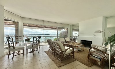 Apartamento de tres dormitorios en alquiler de temporada frente al puerto, Punta del Este.