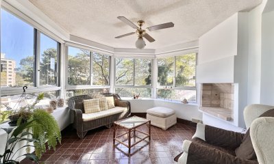 Apartamento de tres dormitorios y dependencia en venta Punta del Este
