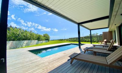 Apartamento de Cuatro dormitorios en frente al Mar en venta, Punta Ballena