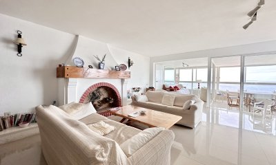 Apartamento de cuatro dormitorios y dependencia en venta, Punta del Este.