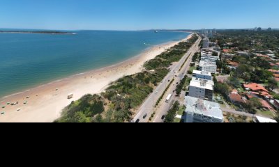 Apartamento de tres dormitorios en suites en Paramount Smart Tower en Venta