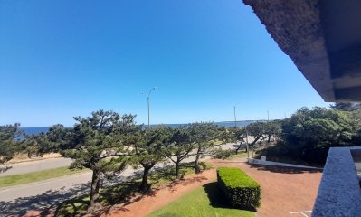 Venta departamento Playa Mansa dos dormitorios dos baños Punta del Este