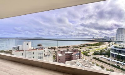 Apartamento de tres dormitorios y dependencia con vista al mar, Playa Mansa, Punta del Este.