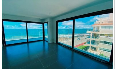 Apartamento frente al mar de tres dormitorios en Penisnula de Punta del este