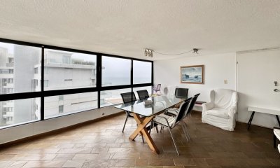 Apartamento de 4 dormitorios y dependencia de servicio, Península, Punta del Este.