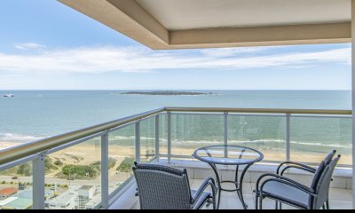Apartamento en Le Jardin de tres dormitorios y dependencia de servicio en Venta Punta del Este en venta