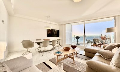 Paramount Tower de dos dormitorios frente al mar en Venta, Playa Mansa Punta del este