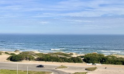 Apartamento de un dormitorios y medio con vista al mar en venta, Punta del Este.