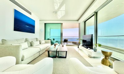 Apartamento esquinero en Fendi, Playa Mansa, Punta del este