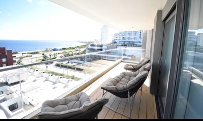 Venta Apartamento tres dormitorios torre de lujo en playa Mansa