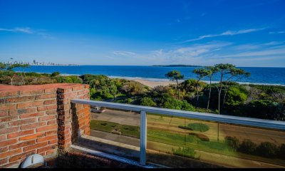 Penthouse de 3 dormitorios  y servicio  en primera linea Playa Mansa