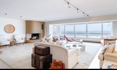 Venta de amplio apartamento sobre playa Brava íntegramente reciclado