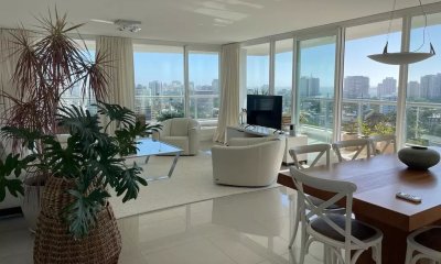 Apartamento en Torre One de tres dormitorios mas dependencia de servicio en venta