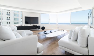 Tiburon de tres dormitorios y dependencia en Venta