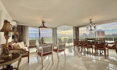 Coral Tower esquinero de tres dormitorios y servicio piso alto en venta