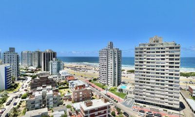 Excelente apartamento en Venta de 2 dormitorios a pasos de playa brava y mansa