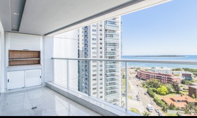 Miami Boulevard de tres dormitorios y dependencia en Venta