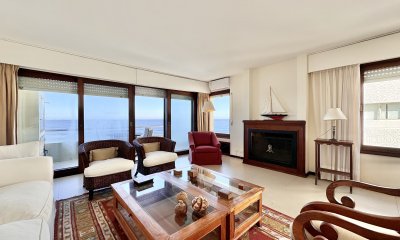Apartamento de tres dormitorios en venta en Península, Punta del Este.