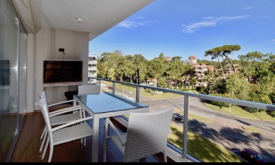 Moderno apartamento de 2 dormitorios en la Mansa con muy buenos servicios y parrillero propio!