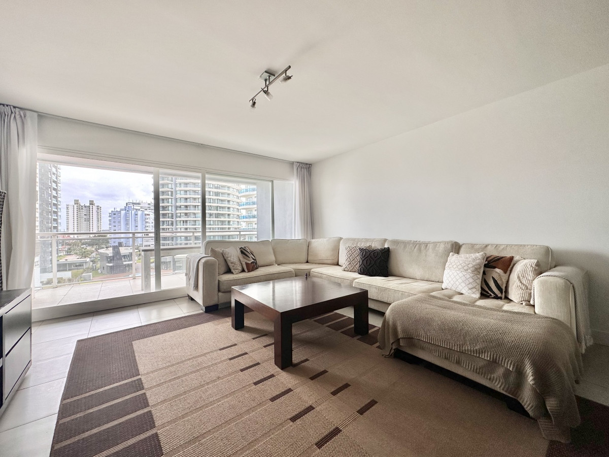 Apartamento de tres dormitorios con Parrillero propio en venta, Playa Brava, Punta del Este.