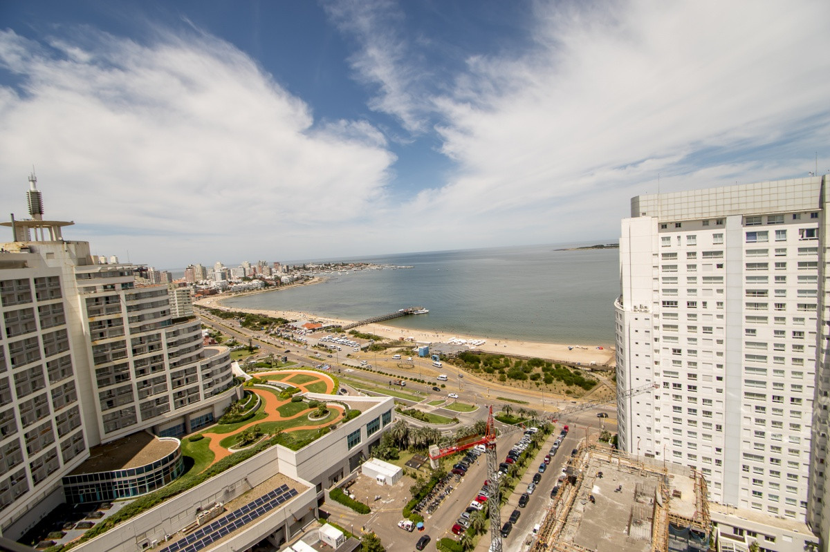 Apartamento Season Tower Playa Mansa - 2 dormitorios - Jacuzzi mirando al Mar