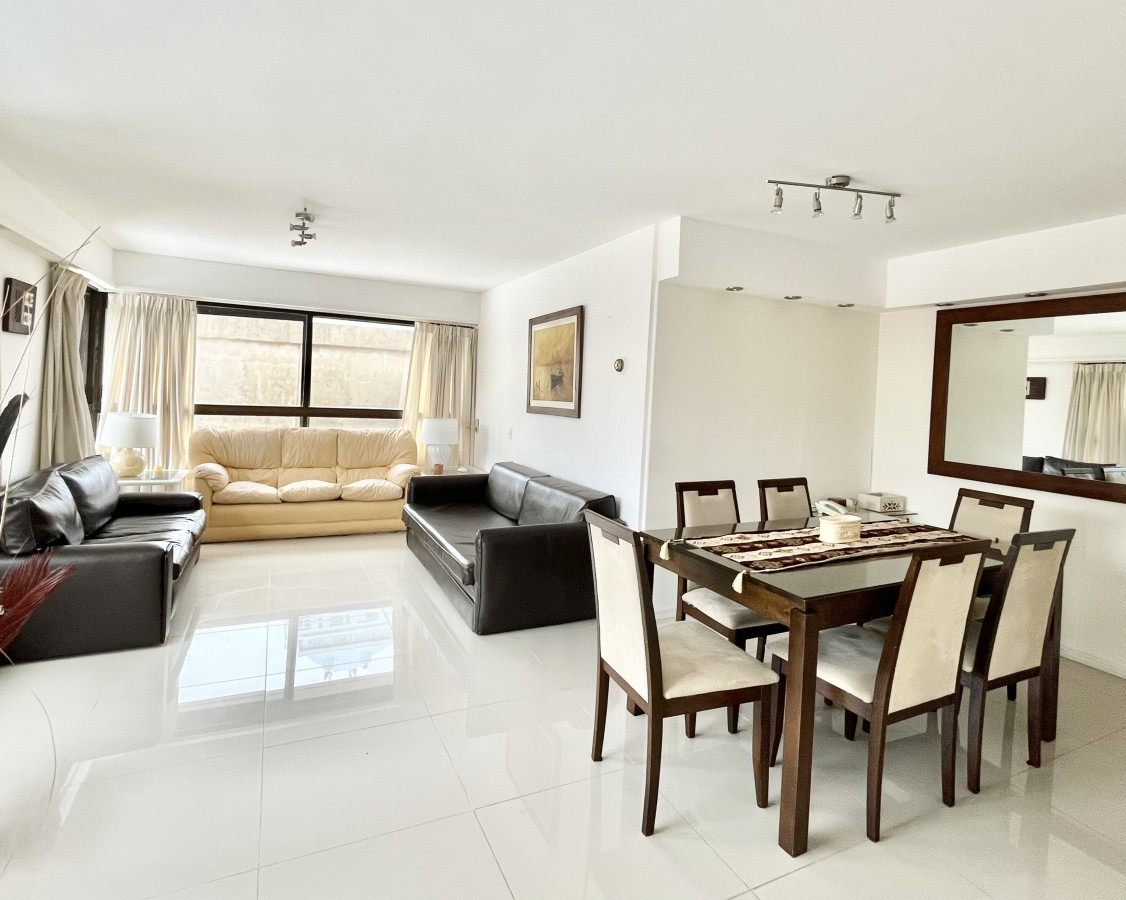Departamento Reciclado  en Venta de 3 Dormitorios en Península