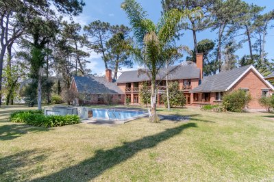Excelente Casa de Cinco dormitorios en venta en Lugano