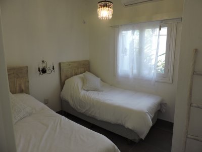 muy linda casa en manantiales de 3 dorm y dependencia a pasos del mar - ccp36463c