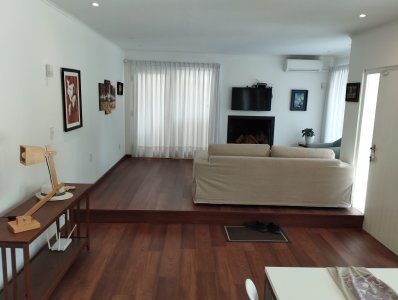 casa en punta ballena a 2 cuadras del mar con tres dormitorios y servicio  - ccp37236c