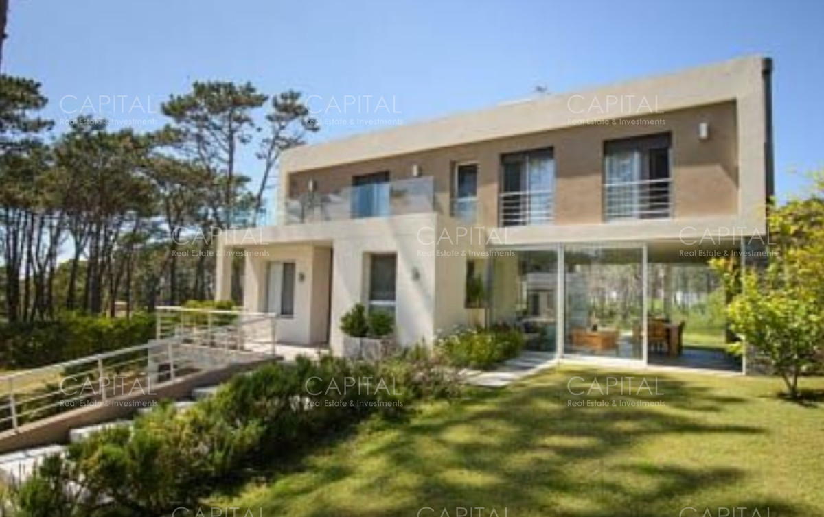 excelente propiedad en barrio privado - cinco dormitorios a metros del mar - ccp30352c