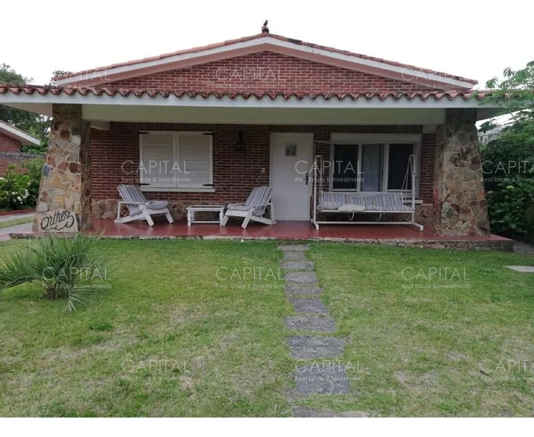casa a 100 metros del mar con tres dormitorios en playa mansa de punta del este - ccp35714c