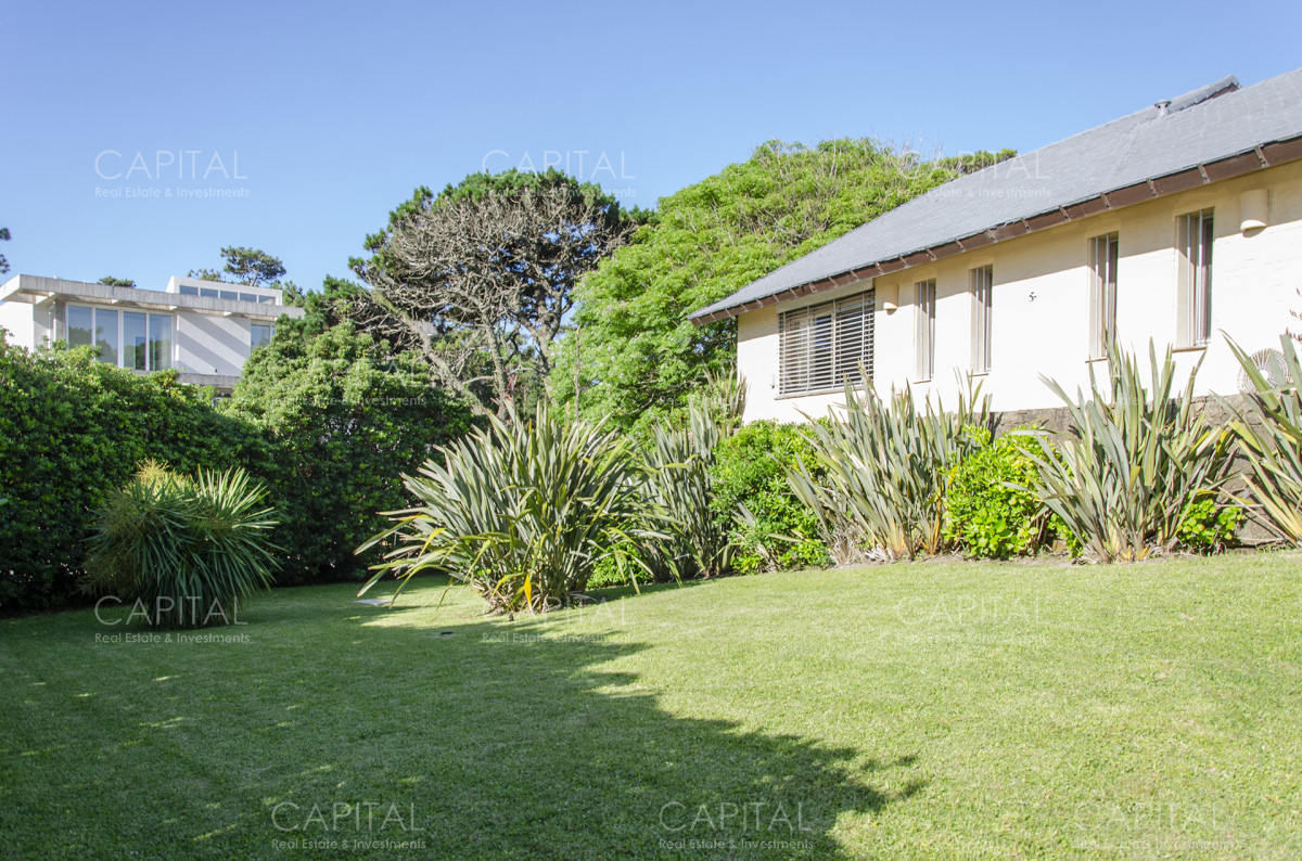 Casa ID.30729 - Casa en Venta Playa Mansa Frente al Mar Cuatro Dormitorios