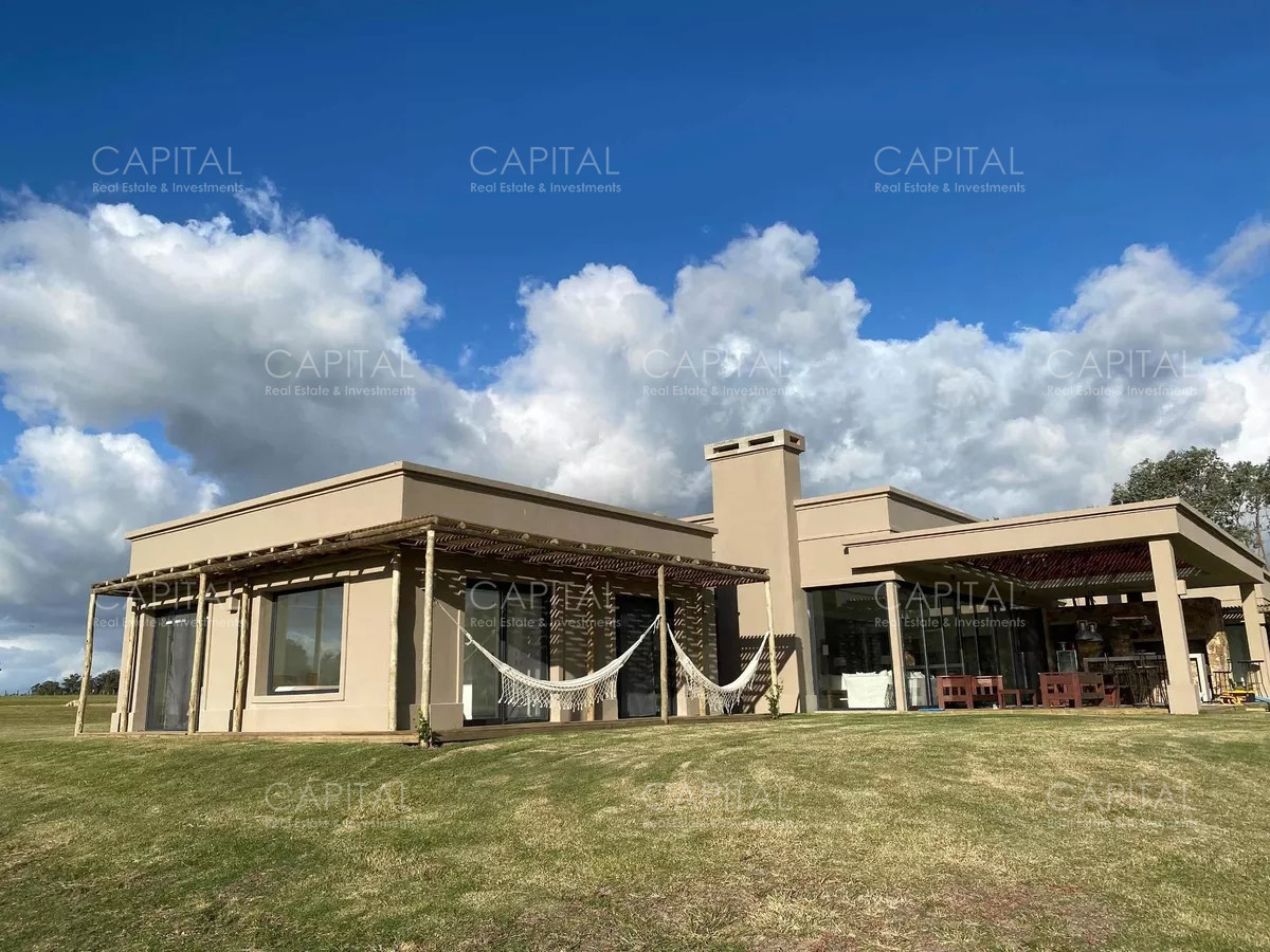 Casa ID.34319 - Casa moderna de cuatro dormitorios y dependencia de servicio, parrillero y piscina climatizada en venta en barrio privado El Quijote, La Barra