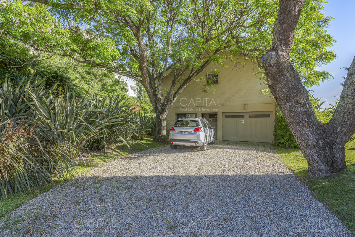 Casa ID.30729 - Casa en Venta Playa Mansa Frente al Mar Cuatro Dormitorios