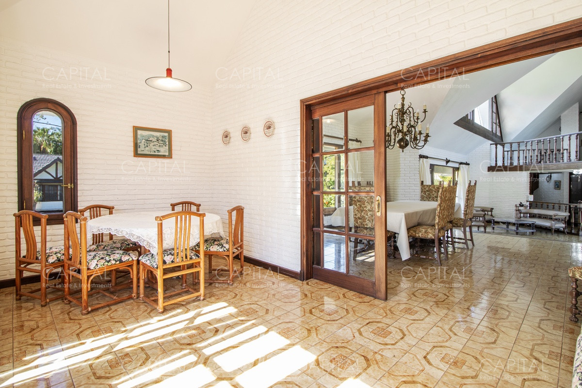 Casa ID.28185 - Venta de casa de 4 dormitorios más dependencia y hermosa piscina con gran parque en Playa Mansa, Punta del Este