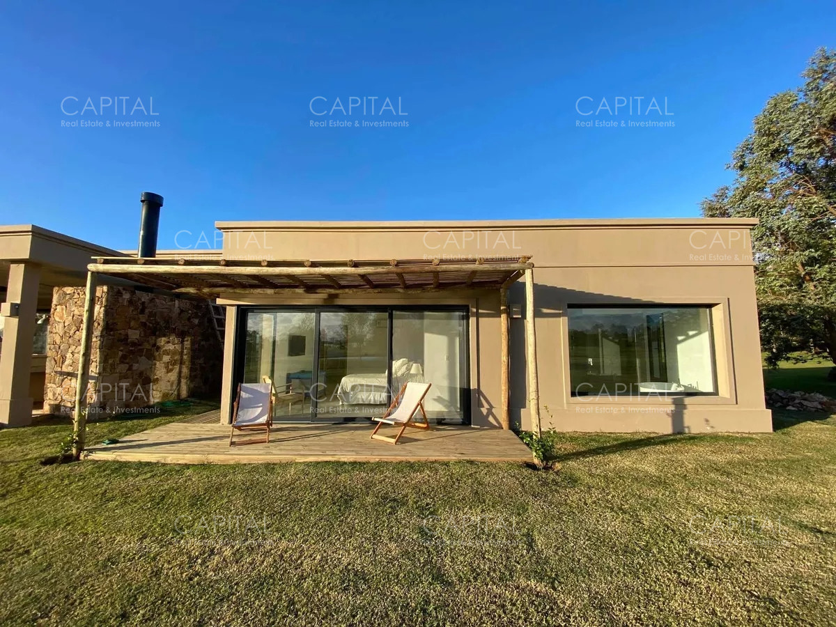 Casa ID.34319 - Casa moderna de cuatro dormitorios y dependencia de servicio, parrillero y piscina climatizada en venta en barrio privado El Quijote, La Barra