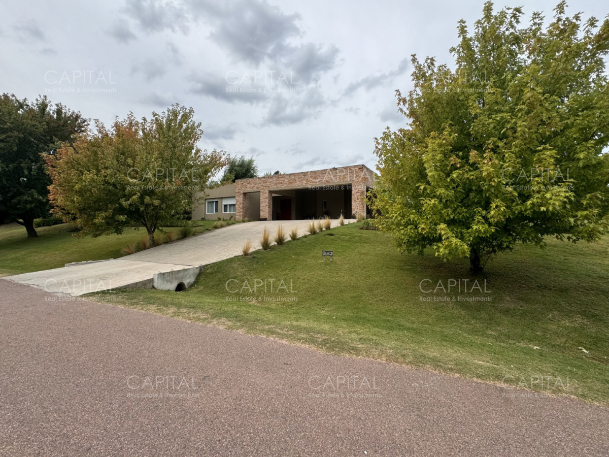 Casa de cinco dormitorios en Barrio Privado Carmel. - CCP39813C