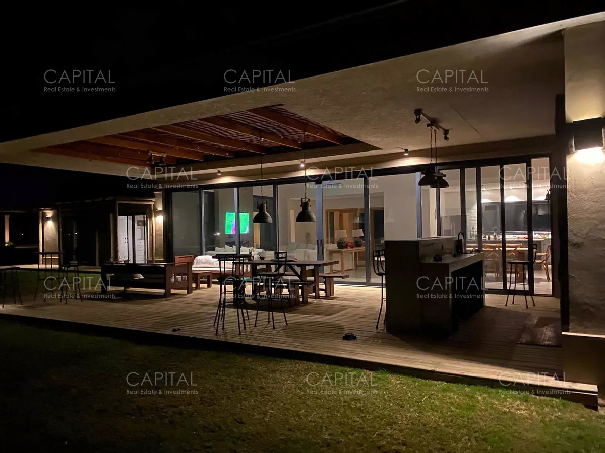 Casa ID.34319 - Casa moderna de cuatro dormitorios y dependencia de servicio, parrillero y piscina climatizada en venta en barrio privado El Quijote, La Barra