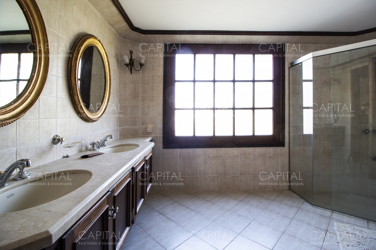 Casa ID.28185 - Venta de casa de 4 dormitorios más dependencia y hermosa piscina con gran parque en Playa Mansa, Punta del Este