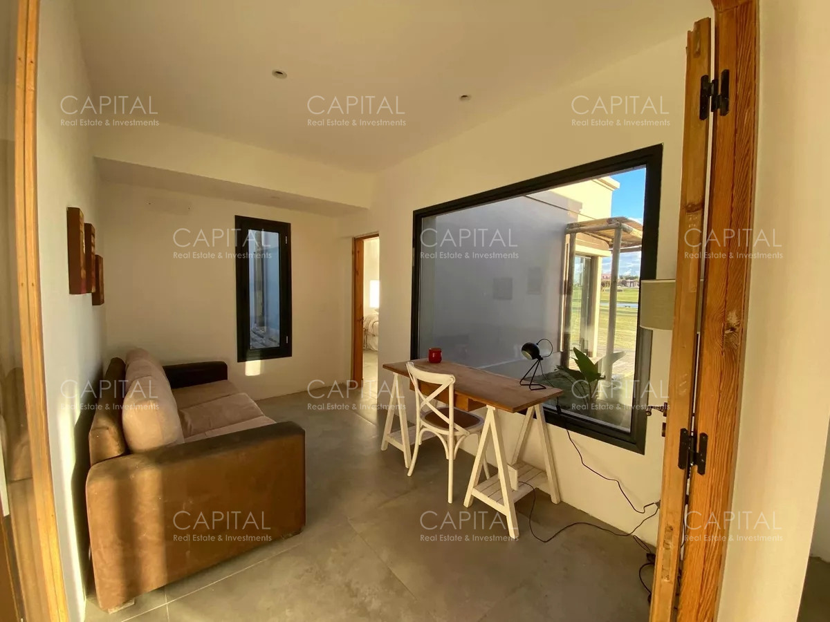 Casa ID.34319 - Casa moderna de cuatro dormitorios y dependencia de servicio, parrillero y piscina climatizada en venta en barrio privado El Quijote, La Barra