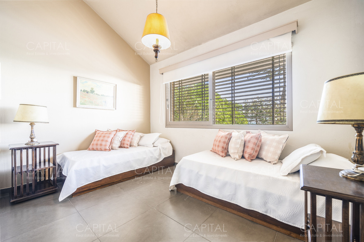 Casa ID.30729 - Casa en Venta Playa Mansa Frente al Mar Cuatro Dormitorios