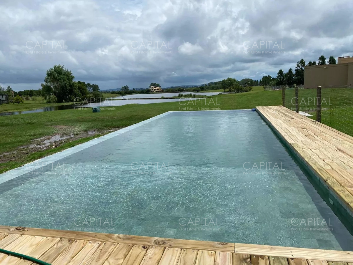 Casa ID.34319 - Casa moderna de cuatro dormitorios y dependencia de servicio, parrillero y piscina climatizada en venta en barrio privado El Quijote, La Barra