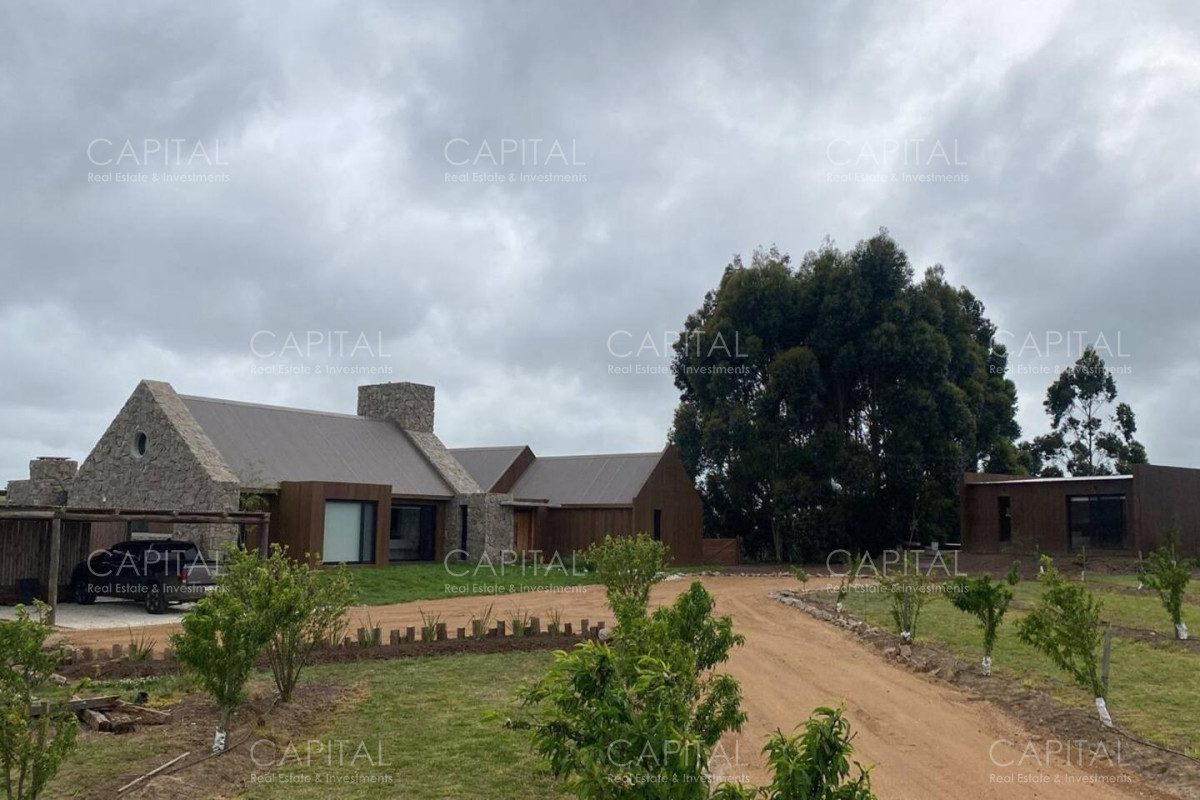 Casa ID.39618 - Casa de 5 dormitorios con piscina en barrio privado