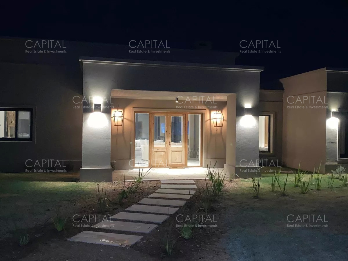 Casa ID.34319 - Casa moderna de cuatro dormitorios y dependencia de servicio, parrillero y piscina climatizada en venta en barrio privado El Quijote, La Barra
