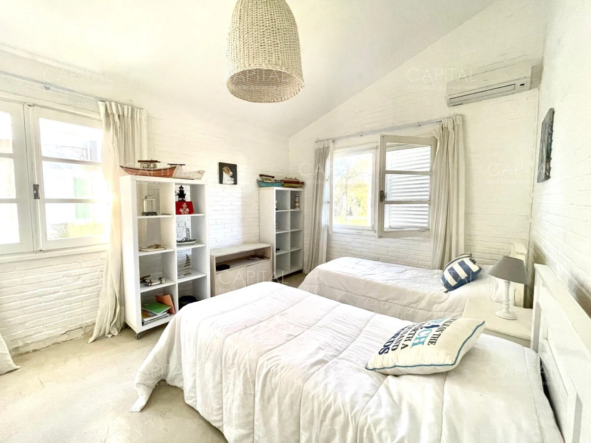 Casa ID.36678 - Casa en Venta de 3 Dormitorios y Servicio en Playa Mansa