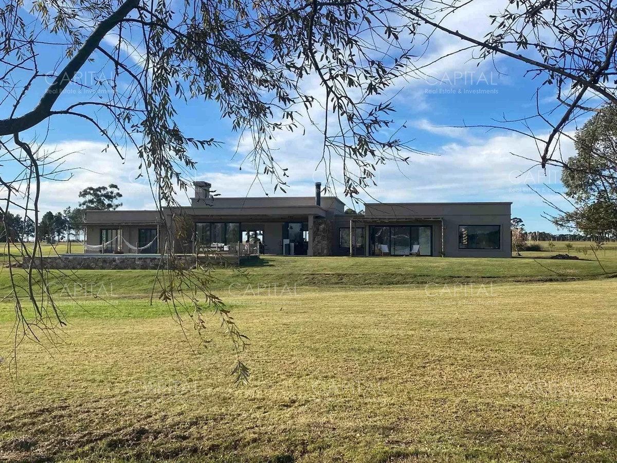 Casa ID.34319 - Casa moderna de cuatro dormitorios y dependencia de servicio, parrillero y piscina climatizada en venta en barrio privado El Quijote, La Barra