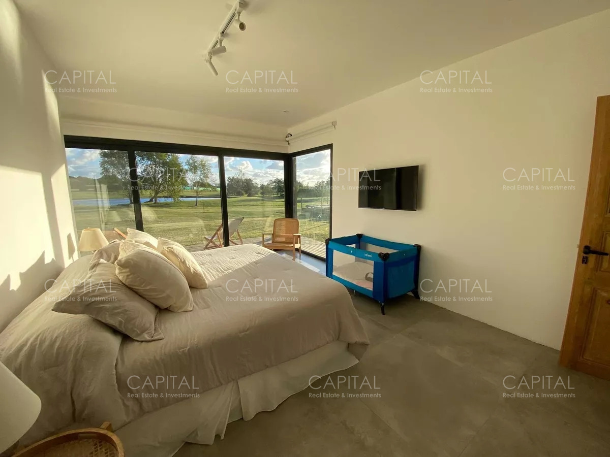 Casa ID.34319 - Casa moderna de cuatro dormitorios y dependencia de servicio, parrillero y piscina climatizada en venta en barrio privado El Quijote, La Barra